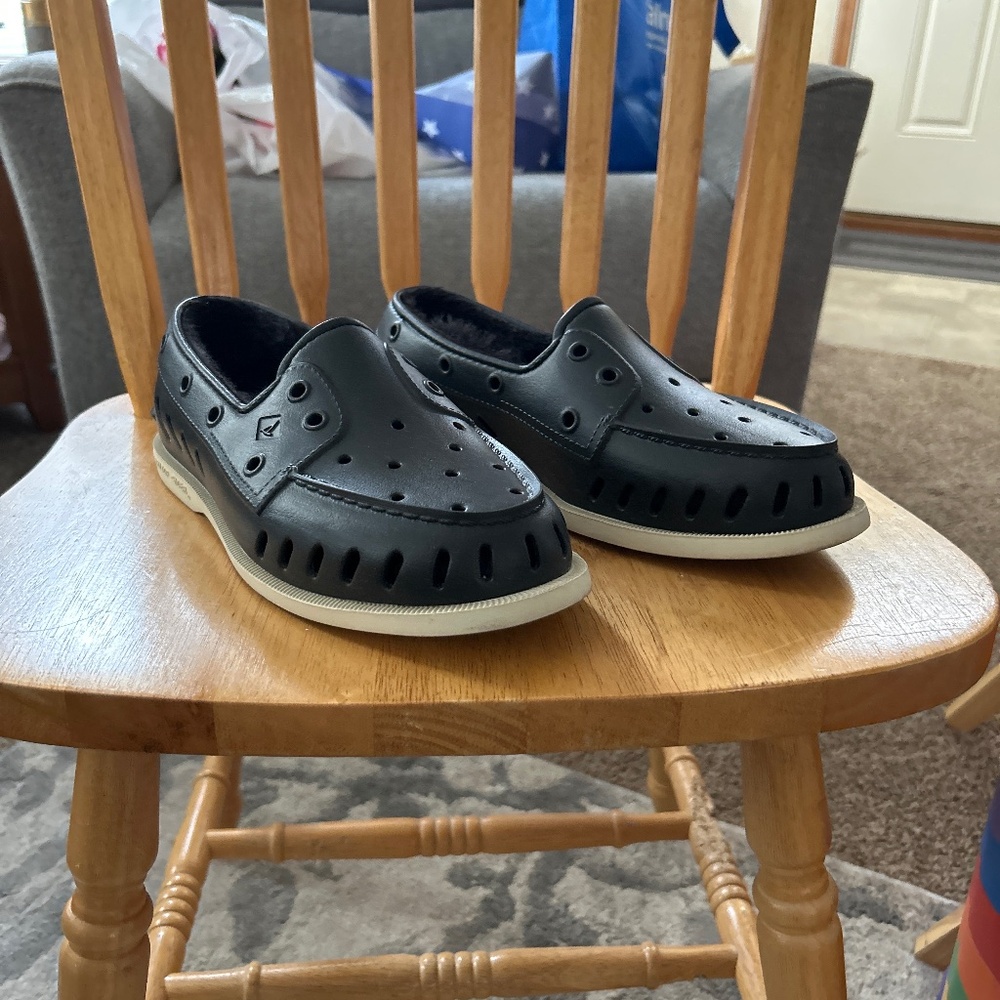 Fur line boat shoes